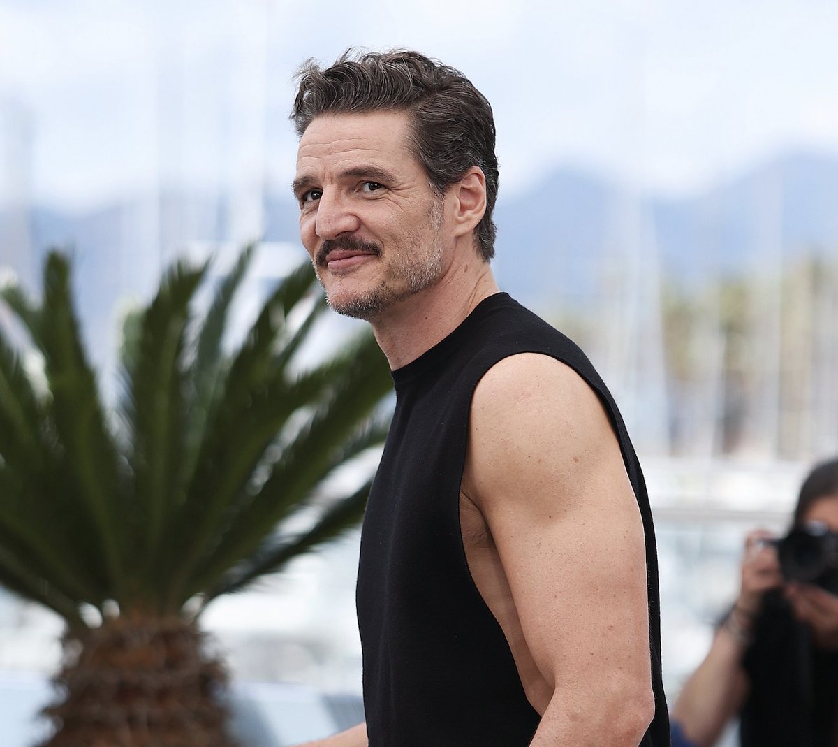 Variety's tweet image. Pedro Pascal says "f*ck the people who try to make you scared" while discussing America's political chaos.
“Keep telling the stories, keep expressing yourself and keep fighting to be who you are. F*ck the people that try to make you scared, you know? And fight back. This is…