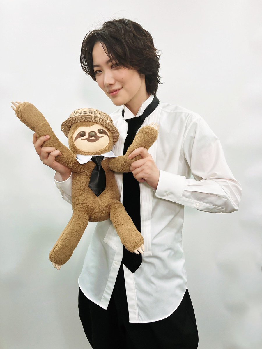 plusastage's tweet photo. あるふぁんとお写真🦥📸

.˚⊹⁺‧┈┈┈┈┈┈‧⁺ ⊹˚.
#ミュージカルコレット
   #七海ひろき さん
.˚⊹⁺‧┈┈┈┈┈┈‧⁺ ⊹˚.

わーいっ！ひろきさんとのお写真とまたごいっしょできてうりしいのあわせ技ではしゃいじゃったぼく。ふふっ。なんだかいっしょに踊ってるみたいぷらねっ🐾🌟 https://t.co/Bb2OSsoGOq