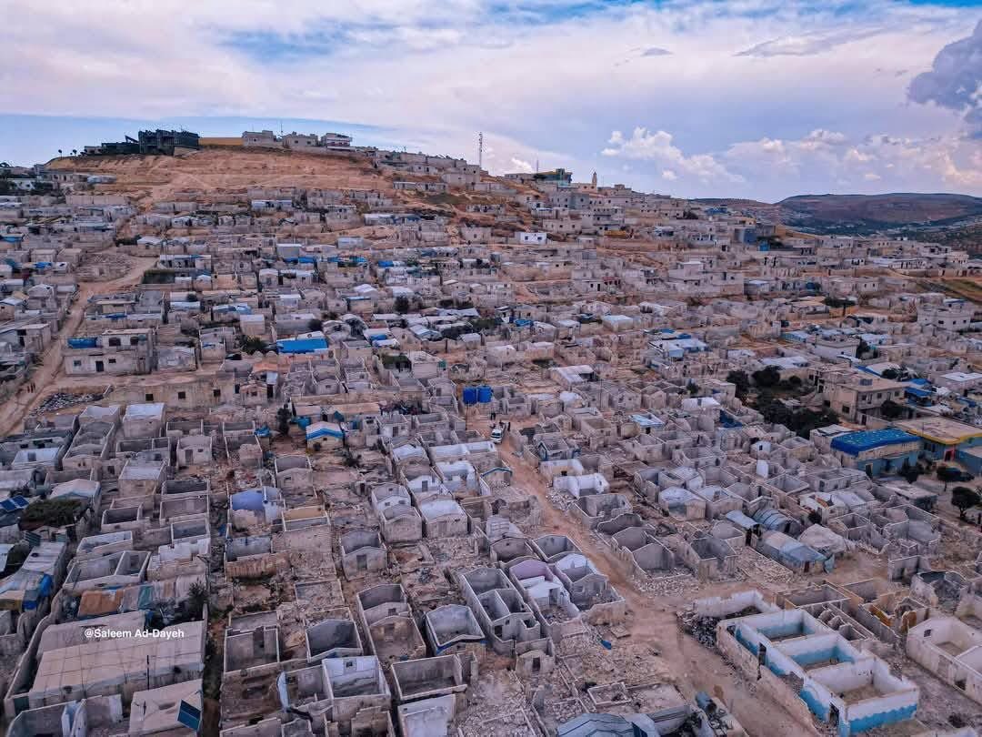 Ein #Flüchtlingslager in #Idlib steht heute leer viele Syrer kehren in ihre zerstörten Häuser zurück. Was einst nur ein ferner Traum war, wird nun nach Jahren der Vertreibung, Angst, Bombenangriffen und Unsicherheit zur Realität #syrien