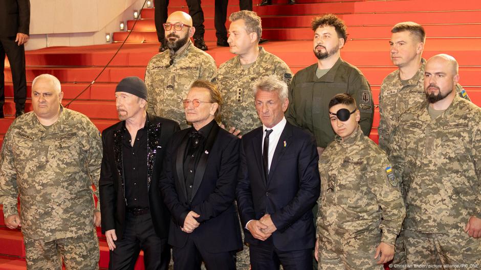 Боно и Шон Пенн вышли на красную дорожку Каннского кинофестиваля с солдатами ВСУ. 16 мая солист U2 представил документальный фильм Bono: Stories of Surrender. Певец появился на красной ковровой дорожке с гитаристом U2 Эджем и режиссером Шоном Пенном. С ними также вышли солдаты и