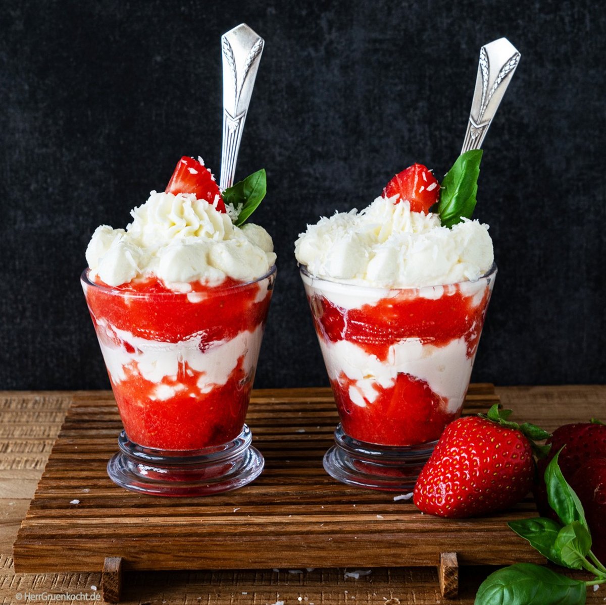 HerrGruenkocht's tweet image. Erdbeeren mit Mascarpone-Sahne-Creme, Erdbeerpüree und Kokosflocken

herrgruenkocht.de/erdbeeren-mit-…

#Erdbeeren #Mascarpone #Sahne #Dessert #Kokos