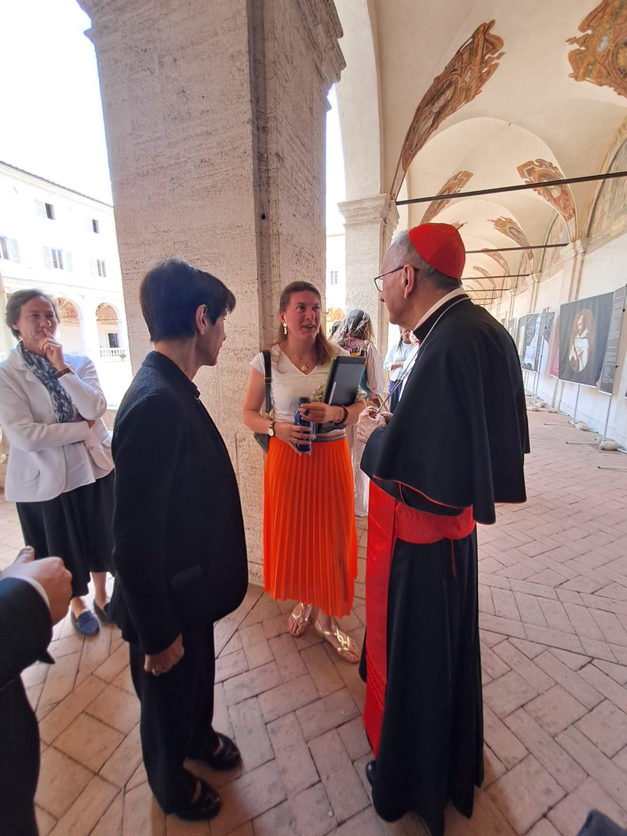FranceauVatican's tweet photo. Il y a 100 ans sainte Thérèse de Lisieux était canonisée par Pie XI. Le card. Parolin @TerzaLoggia a célébré aujourd’hui une messe en son honneur à l’église de la Trinité-des-Monts, où elle séjourna lors de son pèlerinage à Rome. Merci, Éminence, pour ce geste d'amitié ! https://t.co/pOBnAKOTiw