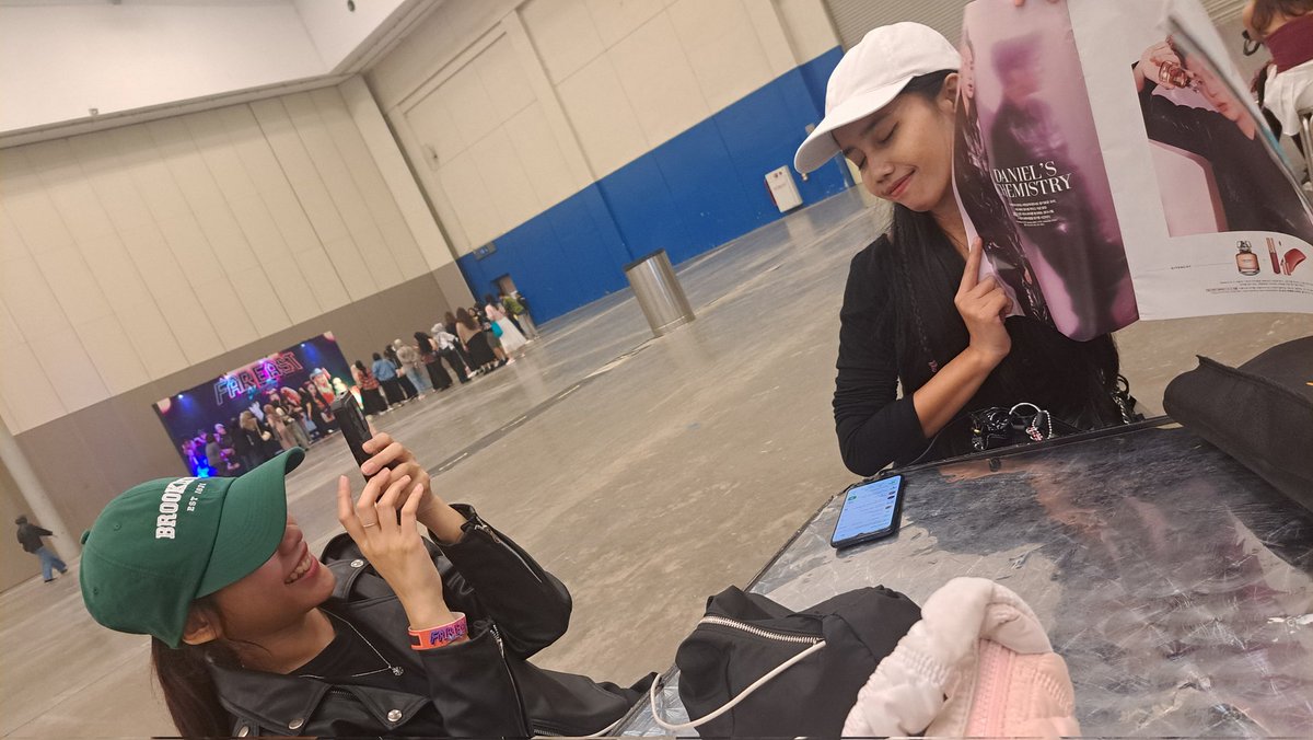 Paparazi <a href="/sparklesnow1026/">세이 ❄☽̶☾🧛🏻</a> <a href="/jlnprtws/">juli :·</a>