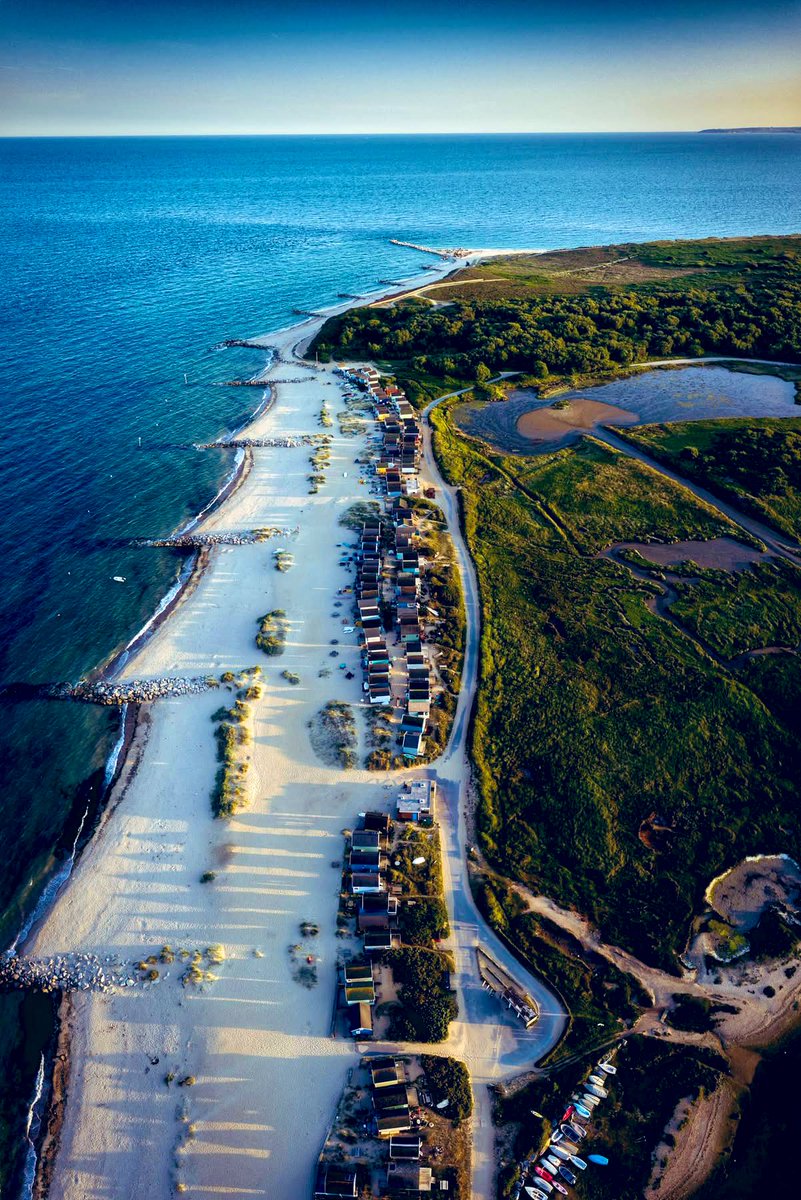 Drone shot from the mega expensive beach huts
📍 Mudeford 🏴󠁧󠁢󠁥󠁮󠁧󠁿