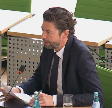 Mit seiner generational Hairline und dem neuen Bart hebt Christian Drosten seinen Sexlevel auf über 100. Wir sind nur noch eine Pandemie davon entfernt, dass alle deutschen Akademikerinnen über 35 auf ihre Grundrechte verzichten und sich ihm vollständig unterwerfen.