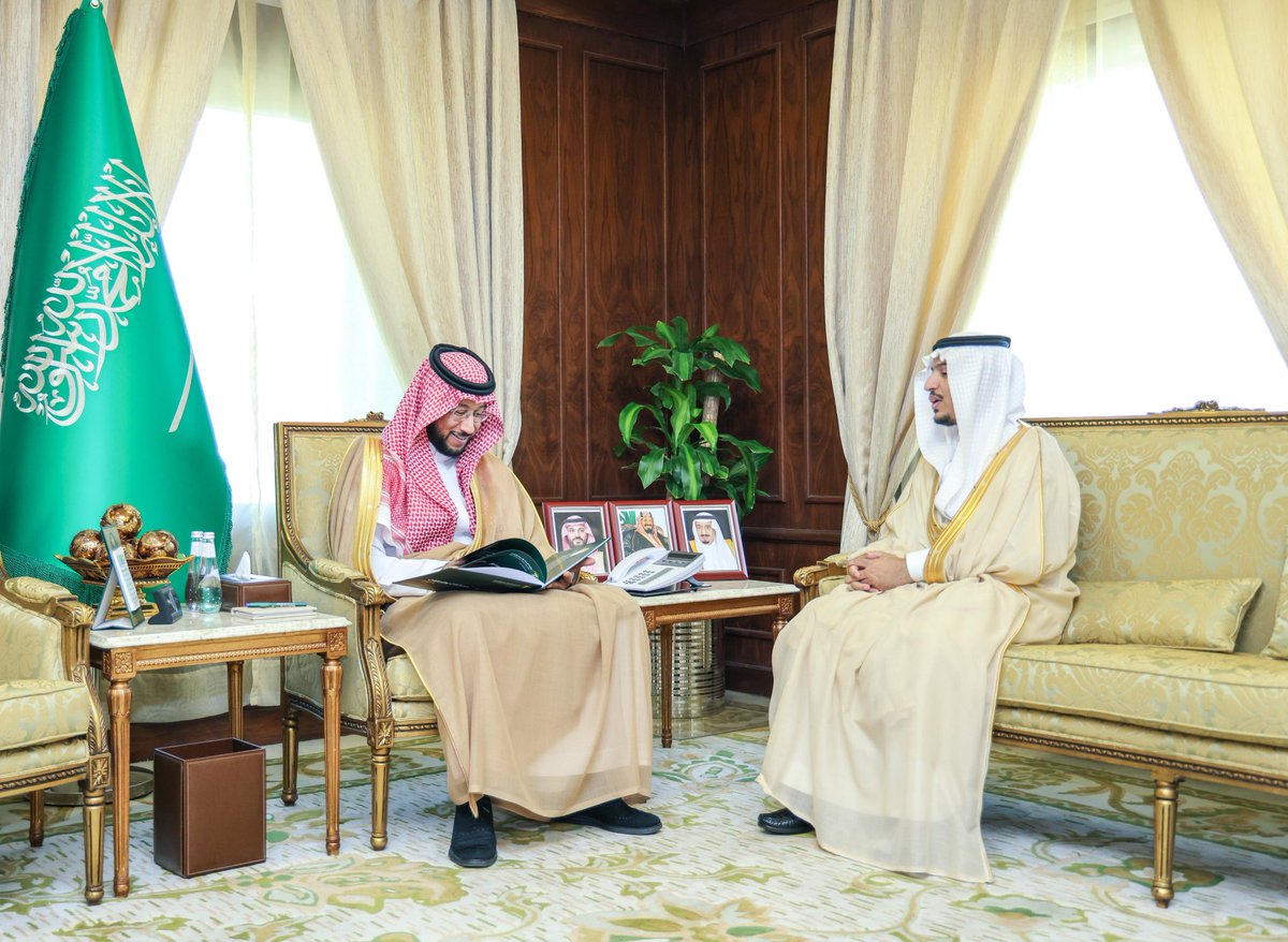 ومن جهة أخرى إلتقى سموه بمدير فرع وزارة البيئة والمياه والزراعة بالمنطقة، واطلع سموه على منجزات الفرع خلال الفترة السابقة، والخطط المستقبلية للوزارة بالمنطقة.