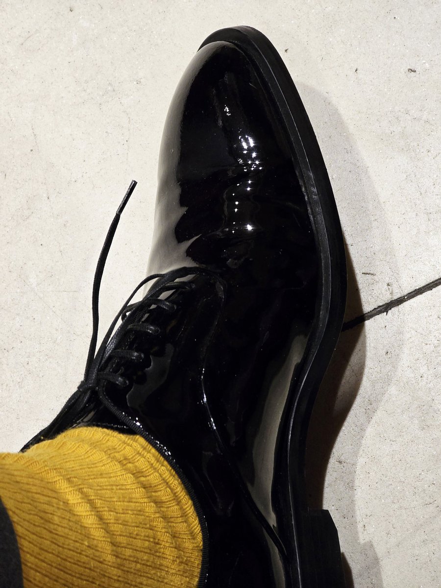 Насаараа нуруу тэнийж хүний нүүррүү харалгүй шал арчсан цэвэрлэгч Цэвэлмаа  "Төгөлдөрөө гоё гутал гоё газар хүргэдэг юм шүү" гэсээр Самсара жүжгээс гарч оддог. Тэр амьдралынхаа турш хүний нүүрийг биш гутал л хардаг байсан.
Австрали Сиднейд 23; 24-нд САМСАРА тоглогдно❤️