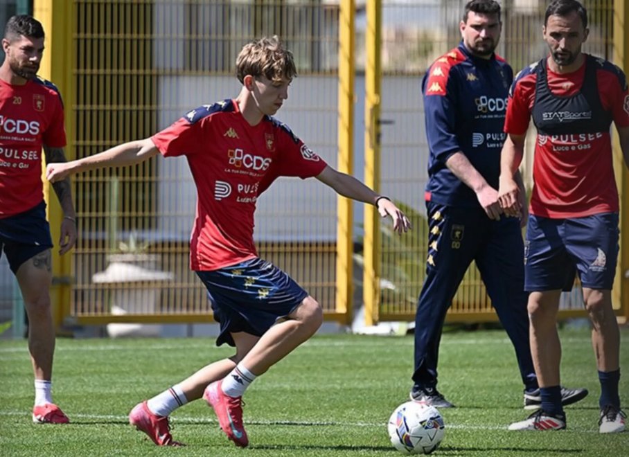 Roberto Scaglione, ligure classe 2010, convocato per la partita di Serie A Genoa Atalanta.
Vieira non ha paura di lanciare i giovani di talento. Potrebbe diventare il più giovane esordiente in serie A.