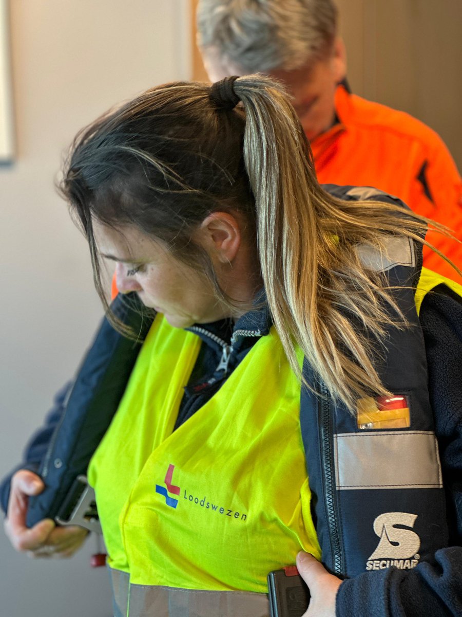 ElineVedder's tweet image. Prachtig werkbezoek met @Loodswezen vrijdag op onze Noordzee. Erg onder de indruk van de hoe zij al het verkeer door de havens loodsen.
