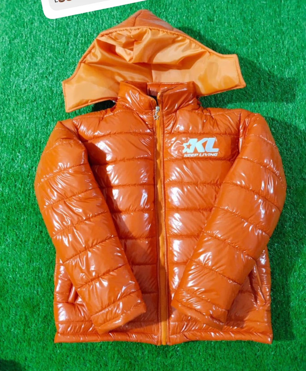 yahoo_wears's tweet image. Orange Version (New Article

Same Style – New Vibe!
Check out our orange version of the same jacket – now in full length (no crop top).
Extra feature: Two front pockets for added comfort and utility.
Fabric &amp;amp; logo details are the same!

Hashtags:
#orangejacket #bublejacket