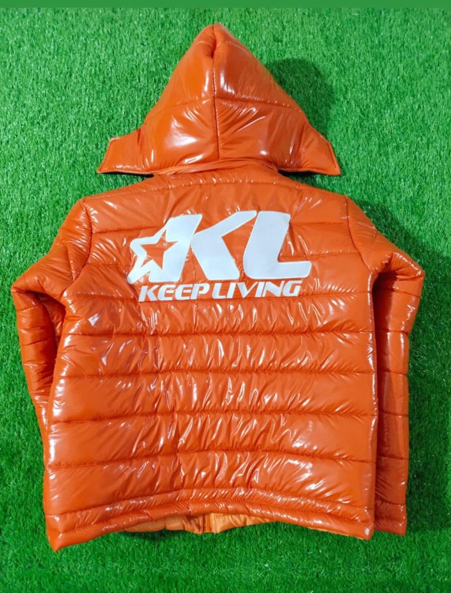 yahoo_wears's tweet image. Orange Version (New Article

Same Style – New Vibe!
Check out our orange version of the same jacket – now in full length (no crop top).
Extra feature: Two front pockets for added comfort and utility.
Fabric &amp;amp; logo details are the same!

Hashtags:
#orangejacket #bublejacket