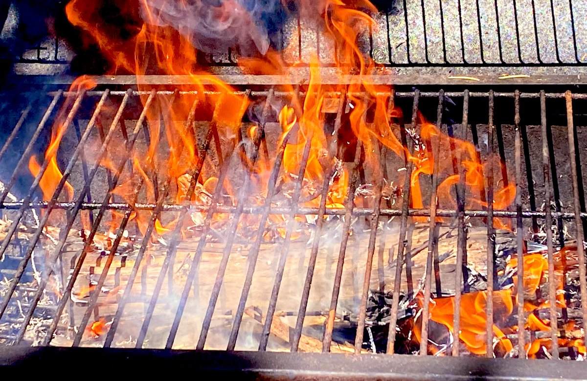 ChatOccitan's tweet photo. CULTURE SUD [le vrai ;))] ☀️🥩🥓#grillades 

Vous sentez les gens d’en haut ? ! 😆 https://t.co/cj6ajWC0PT