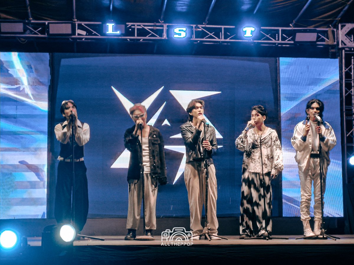 VLST GRAND DEBUT CONCERT JUST STARTED!

#VLSTDebutConcert #VLSTOnStage #Barugi #risingharmonyentertainment
<a href="/VLST_official/">VLST</a>
