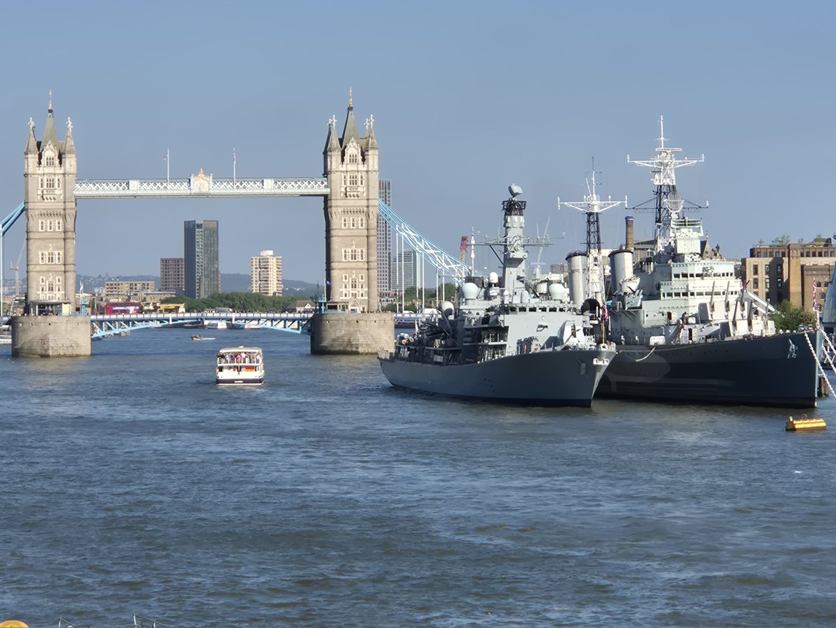 GeraldM64883070's tweet photo. HMS Sutherland (F81) Royal Navy T23 frigate berthed outboard of HMS Belfast. Departs Tue 20th @HMSSutherland @RoyalNavy #HMSBelfast @TowerBridge #riverthames #pooloflondon #shipsinpics https://t.co/tHr7jWUtHy