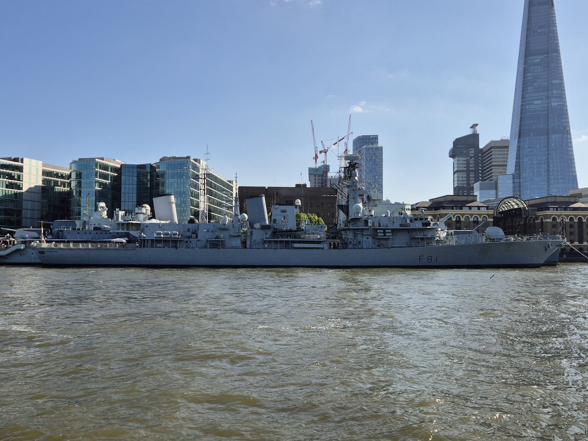 GeraldM64883070's tweet photo. HMS Sutherland (F81) Royal Navy T23 frigate berthed outboard of HMS Belfast. Departs Tue 20th @HMSSutherland @RoyalNavy #HMSBelfast @TowerBridge #riverthames #pooloflondon #shipsinpics https://t.co/tHr7jWUtHy