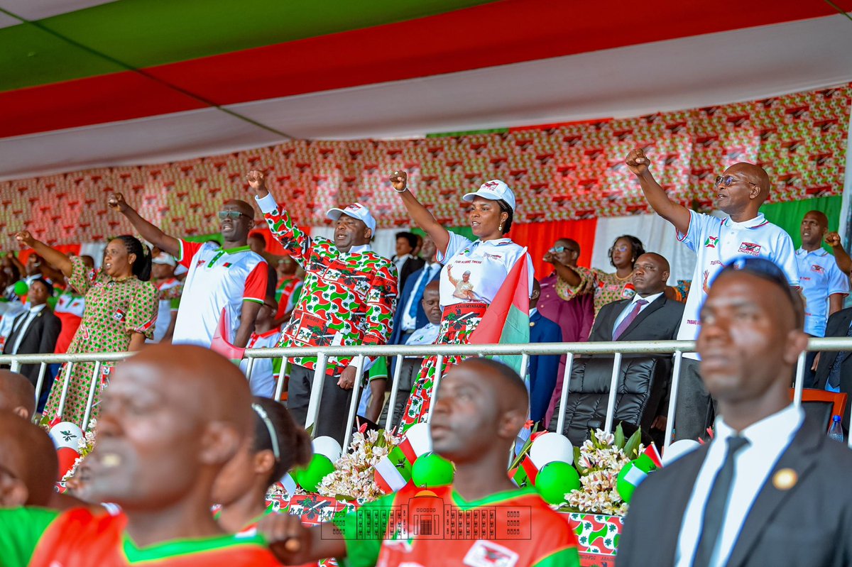 NtareHouse's tweet image. Ce 17/5, SE @GeneralNeva, en compagnie de @Burundi1stLady, rehausse de sa présence le grand rassemblement pour la campagne électorale de la province #Burunga, où une foule de bagumyabangas en liesse lui ont réservé un accueil spectaculaire au stade Nkurunziza Peace Park Complexe