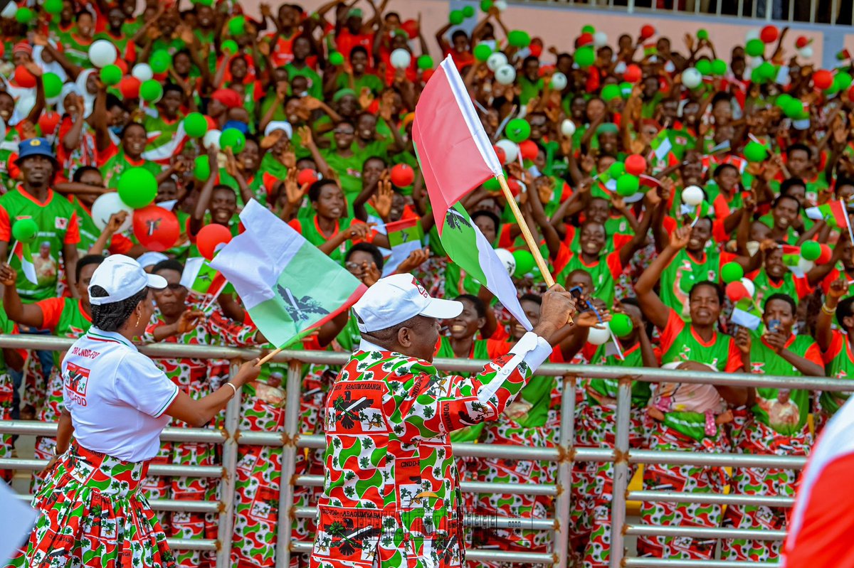 NtareHouse's tweet image. Ce 17/5, SE @GeneralNeva, en compagnie de @Burundi1stLady, rehausse de sa présence le grand rassemblement pour la campagne électorale de la province #Burunga, où une foule de bagumyabangas en liesse lui ont réservé un accueil spectaculaire au stade Nkurunziza Peace Park Complexe