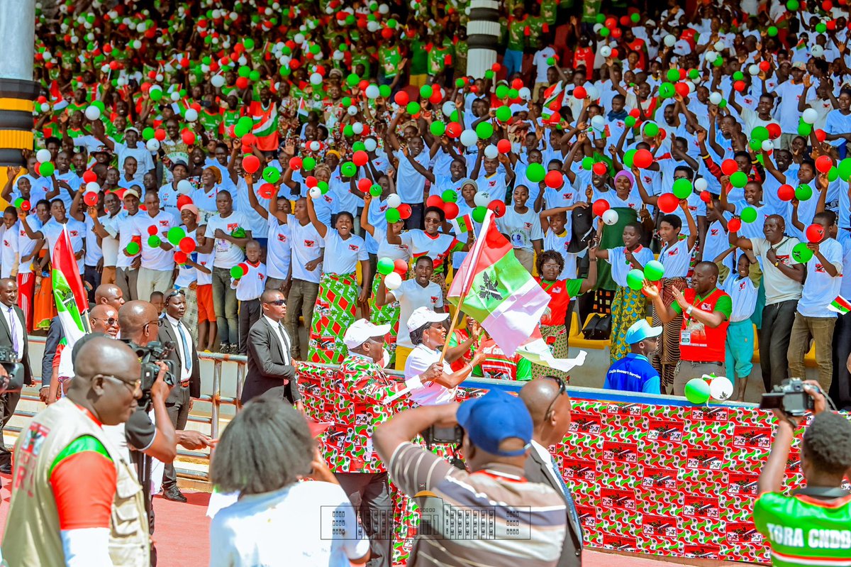 NtareHouse's tweet image. Ce 17/5, SE @GeneralNeva, en compagnie de @Burundi1stLady, rehausse de sa présence le grand rassemblement pour la campagne électorale de la province #Burunga, où une foule de bagumyabangas en liesse lui ont réservé un accueil spectaculaire au stade Nkurunziza Peace Park Complexe