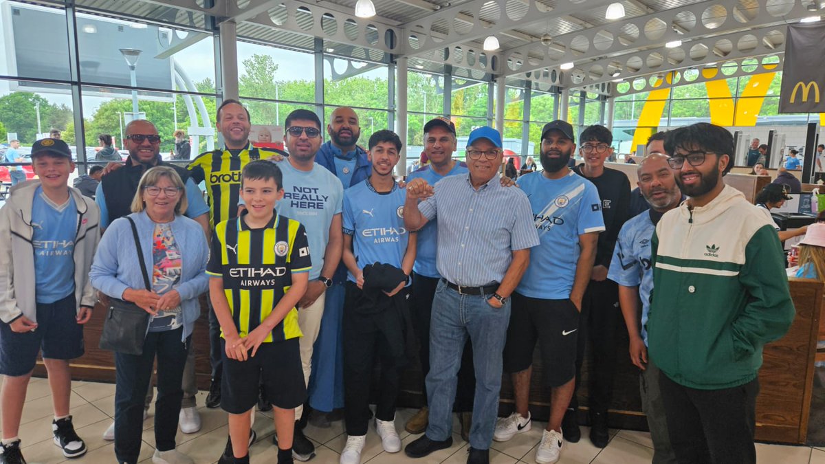 _BlueCrescent's tweet image. Halfway to Wembley, and we had the
Honour and a privilege to meet and have a chat with
CLUB AND FOOTBALL LEGEND STAN HORNE with son @MattHorne78 and better half. 
City's first black player and a pioneer in the game. CITYYYYYY