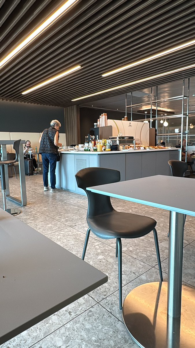 Patrick487's tweet photo. @SirChandlerBlog en sala Vip “Leonardo” de Linate https://t.co/OFflAijNYb