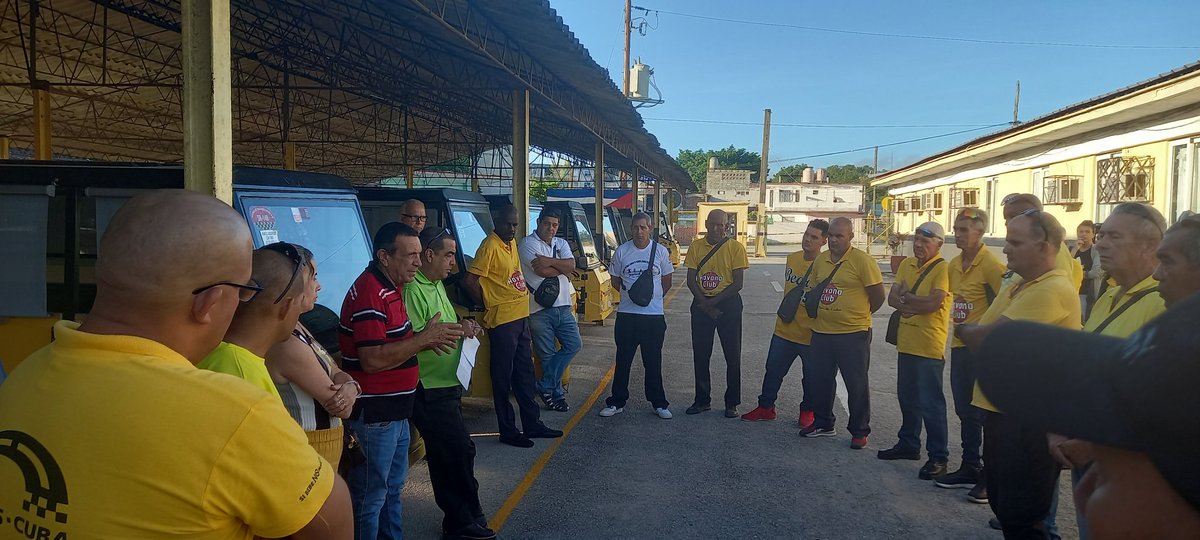 #AhoraMismo en la Agencia de Taxis de #SanctiSpiritusEnMarcha en reunión con los conductores de los ECOMOVILES se evalúa la marcha del proyecto y su impacto en el servicio a la población. 
#TransporteCuba
<a href="/DeivyPrezMartn1/">Deivy Pérez Martín</a>