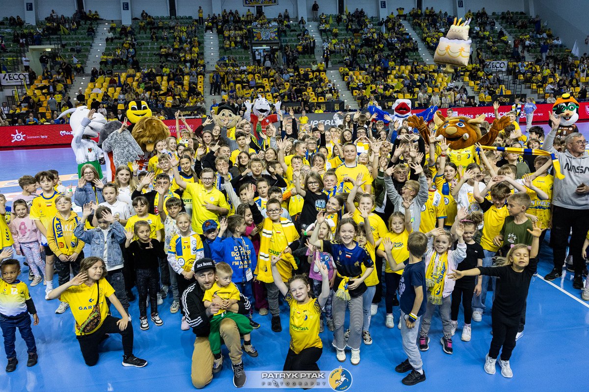 Norbert Rzeszut (@rz_norbert) on Twitter photo Nie tylko na Lidze Mistrzów może być fajnie! 🤩
Podziękowania za zaangażowanie pozostałych klubów <a href="/orlen_superliga/">ORLEN Superliga</a> i <a href="/SLkobiet/">ORLEN Superliga Kobiet</a> oraz pracowników i wolontariuszy <a href="/kielcehandball/">Industria Kielce</a> za zrobienie tego #RAZEM dla chorych dzieci! 👏👏👏 Nie tylko na Lidze Mistrzów może być fajnie! 🤩
Podziękowania za zaangażowanie pozostałych klubów <a href="/orlen_superliga/">ORLEN Superliga</a> i <a href="/SLkobiet/">ORLEN Superliga Kobiet</a> oraz pracowników i wolontariuszy <a href="/kielcehandball/">Industria Kielce</a> za zrobienie tego #RAZEM dla chorych dzieci! 👏👏👏
