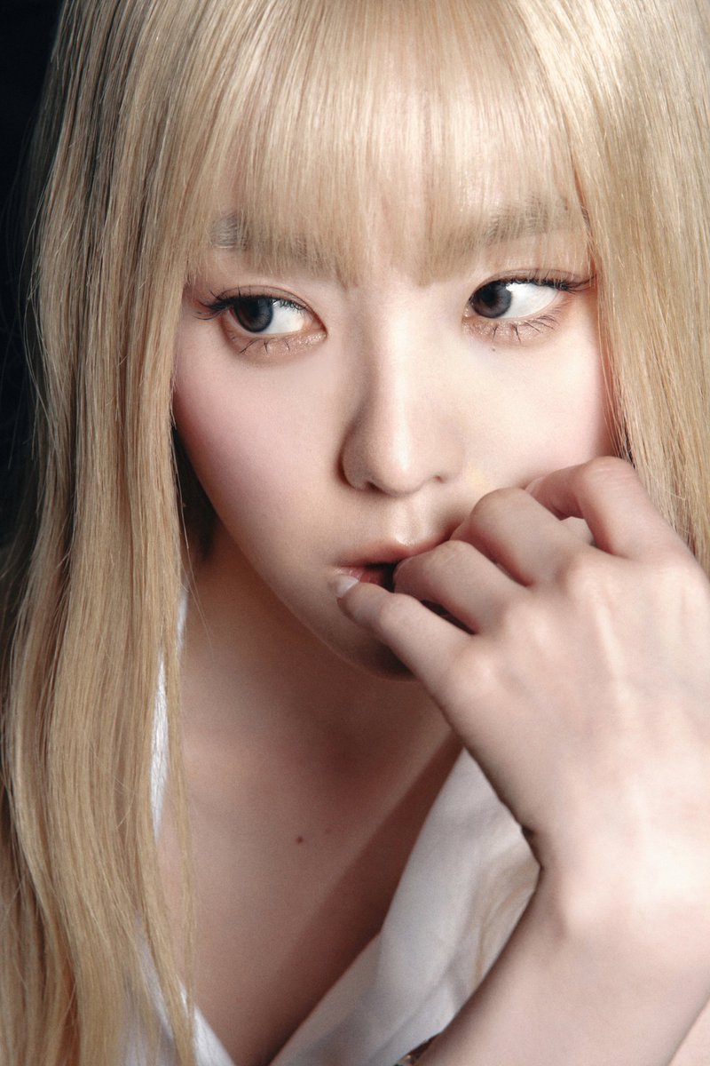 그리고 이 세트 사진 영화 아가씨랑 비교한 포스팅 많이 보는데 그보단 원작인 핑거스미스 생각을 했다. 굴세트에 같이 있는 사진들이 손이 중심인...