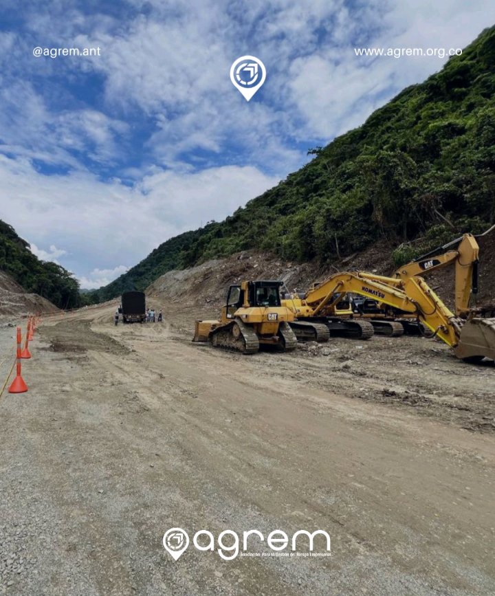 agrem_a's tweet photo. 🚧¡Atención conductores! Paso alternado en la vía Medellín – Quibdó 🚛
A partir de hoy sábado, se habilita paso controlado en el km 36 bajo la modalidad “pare y siga”, exclusivo para vehículos de más de 3.5 toneladas, entre las 6:00 a.m. y 10:00 a.m.

📆 El paso será cada dos días (sábado, martes, viernes...), según el avance de las obras.
🚑 Tendrán prioridad vehículos de emergencia, ambulancias y transporte de gas.

⚠️ Ten en cuenta:
📍 Esta medida fue acordada por INVIAS, alcaldías y gremios de transporte.

📲 Mantente informado a través de los canales oficiales para cambios o actualizaciones.