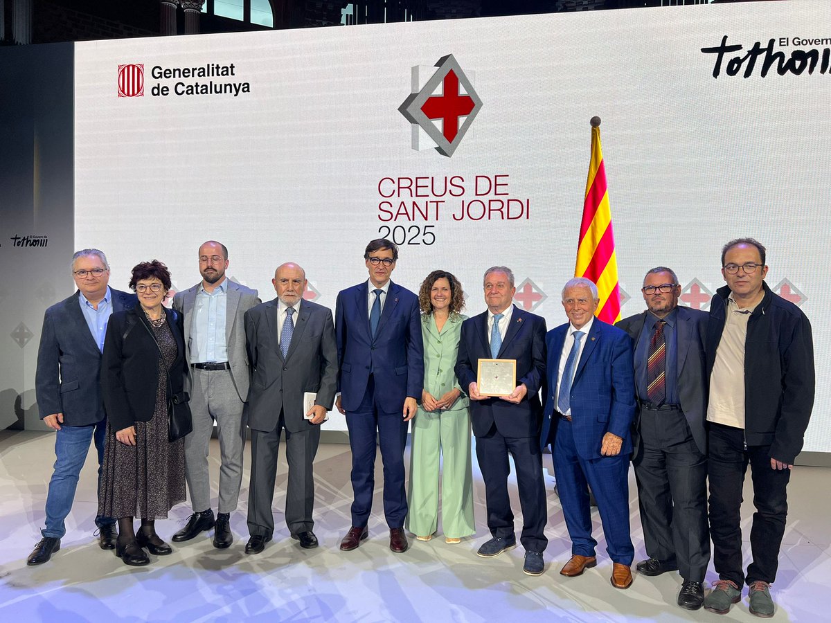Felicitem a la Federació dels Tres Tombs de Sant Antoni de Barcelona que ahir va ser guardonada amb la Creu de Sant Jordi, pel gran treball, dedicació i dinamització de totes les dones i els homes que han mantingut viva aquesta tradició a la ciutat de Barcelona.