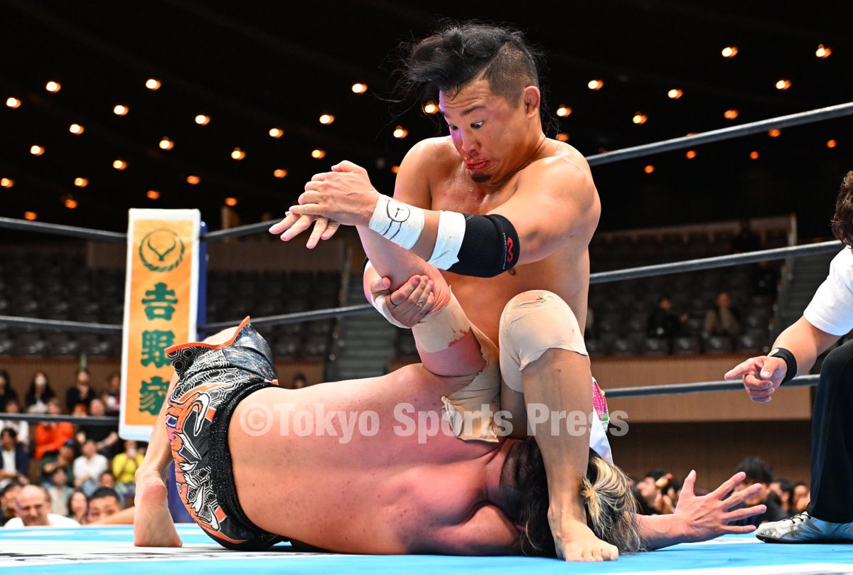 tospophoto's tweet image. 【新日本・ＢＯＳＪ】#KUSHIDA　#藤田晃生 の連勝止めた！「新日本プロレスの匂いがしました。最高」

▼詳しくはこちら💁
tokyo-sports.co.jp/articles/-/344…

#njpw #東スポ