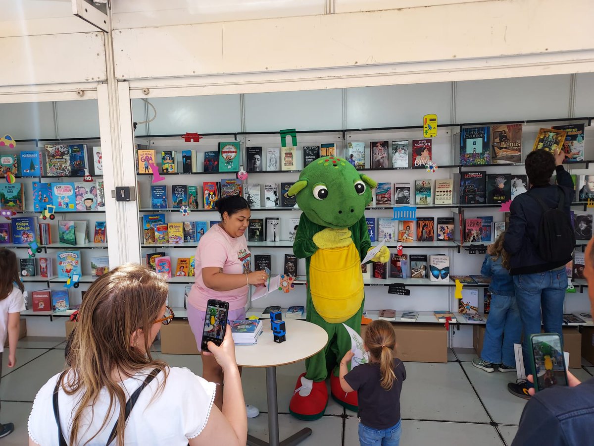 AytoFuenlabrada's tweet photo. 📚🐾 ¡Fuenli visita la Feria del Libro! 🎉
Y no ha querido perderse la firma de una autora muy especial: Ledicia Costas, ganadora del último Premio Barco de Vapor 🏆✍️
¡Gracias, Ledicia, por tu cercanía y por hacer soñar a tantos pequeños lectores!

#FeriaDelLibroFuenlabrada https://t.co/ECCtDNjlm3