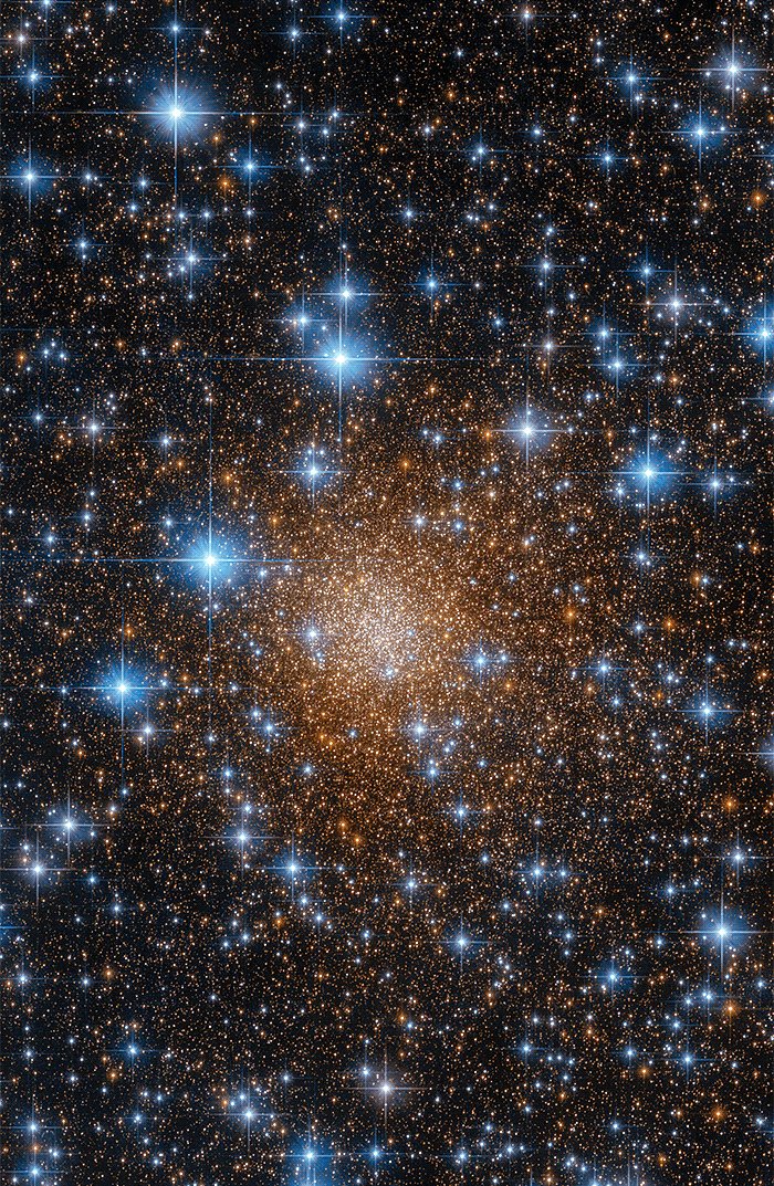 📷 Globular cluster Liller 1 behind piercingly blue stars tmblr.co/ZHSGxTcB8_Oqqi…