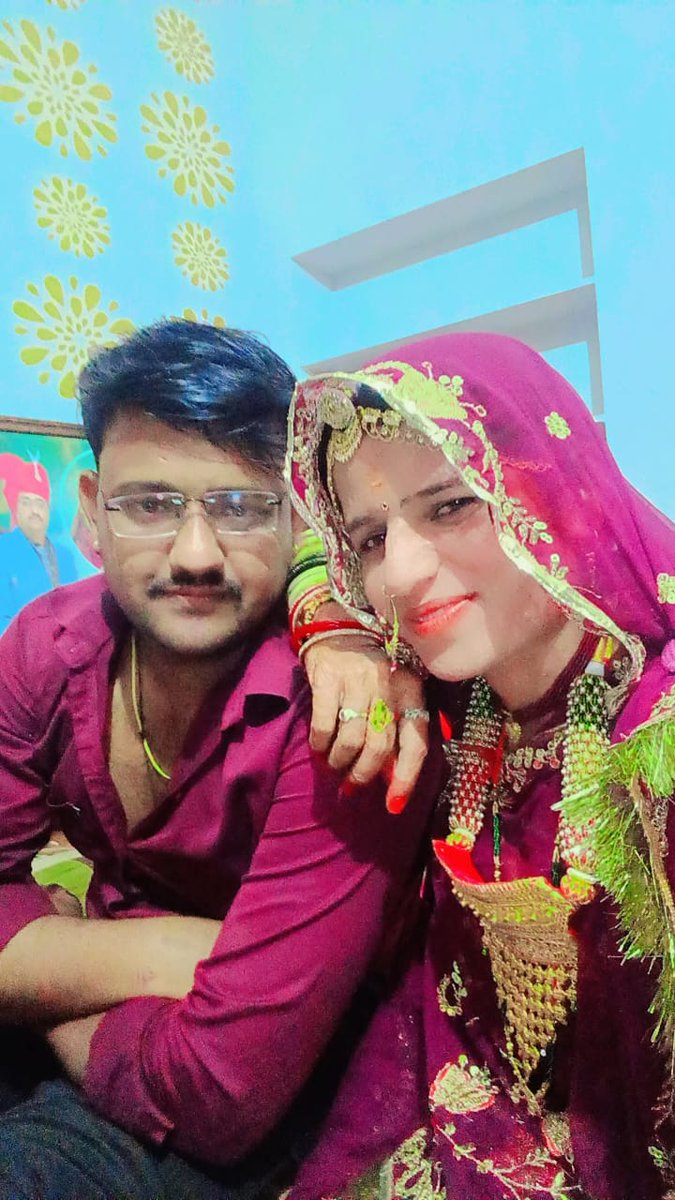वो उसका हंस-हंस के हंसा देना
जैसे किसी कला के विद्यार्थी को बिजगणित में फसा देन.........😊😊♥️