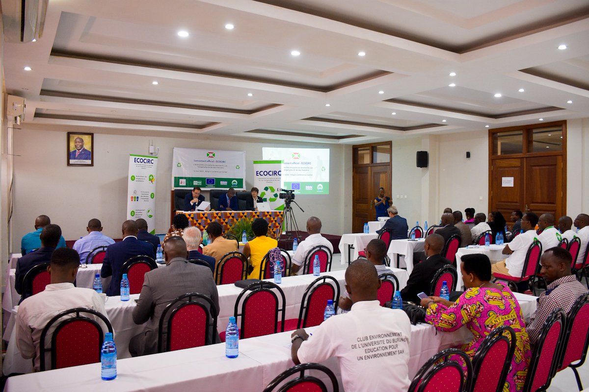 EnvironmentUb's tweet image. Participation du @EnvironmentUb aux cérémonies de lancement de #ECOCIRC financé par l’#UE, sous l’invitation de #LVIA. Ce projet ambitieux vise à protéger 🌊 le lac Tanganyika en promouvant une approche ♻️ d’économie circulaire.

#recyclage #économie_circulaire #LacTanganyika