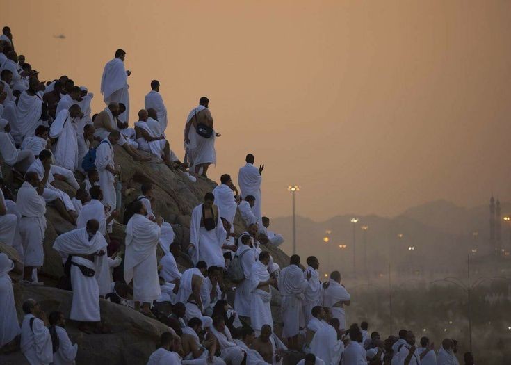 اقتربت خير أيام الدنيا اللهم بلغنا عشره ذي الحجة وبلغنا يوم عرفة مجبُورين مطمئنين ونحن بأحسن حال 🤍