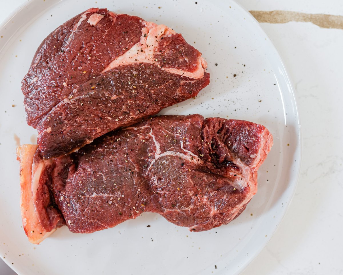 AlimentsNB's tweet image. Rehaussez votre saison de barbecue en faisant griller des viandes et des légumes frais et locaux. Nous avons tout ce qu'il faut pour un barbecue parfait, ici même dans la province. Créez des souvenirs et achetez local pour de bon ! ☀️🍔🌭🌽🥩