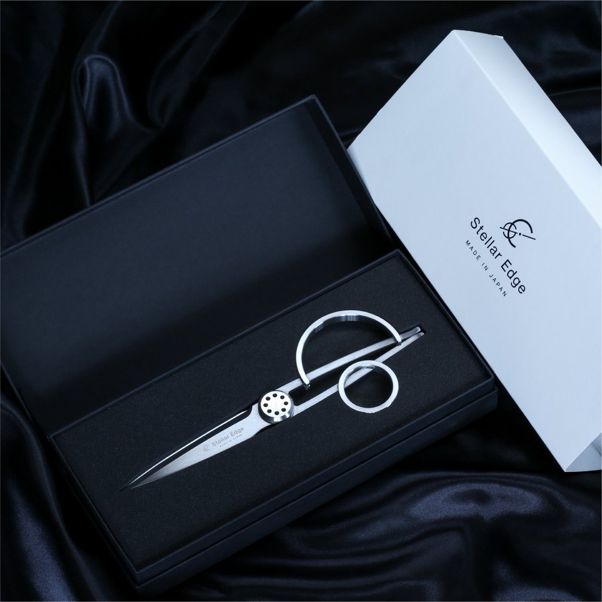 セクシーなハサミでしょう？

明日の文具マーケットにお越しいただければ、サクサク試し切りできますよ。

ブースF01でお待ちしております！

#文具マーケット