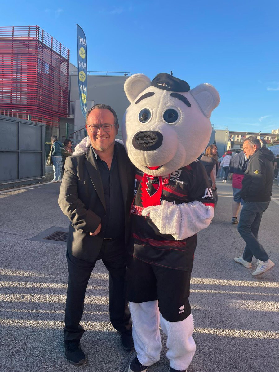 damienabad's tweet photo. Très beau match, belle victoire et un maintien assuré pour notre équipe d’Oyonnax Rugby ! 
Cette saison n’aura pas été un long fleuve tranquille. 
Mais hier soir nous avons retrouvé notre équipe et une belle ambiance pour clore cette saison mouvementée. 
Ici, ici c’est Oyonnax ! https://t.co/EnZYLdS59S