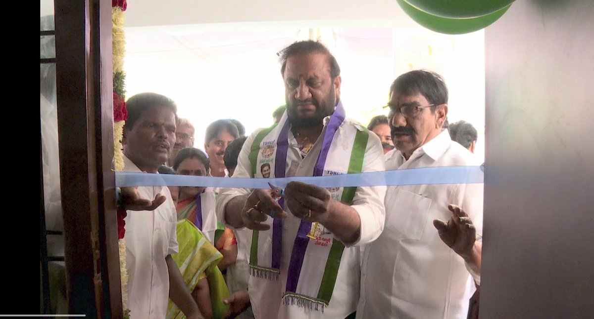 NallapareddyR's tweet photo. అంగరంగ వైభవంగా జనం ప్రభంజనం మద్య కోవూరు మండలం వైయస్సార్ కాంగ్రెస్ పార్టీ కార్యాలయం ప్రారంభోత్సవం చేయడం జరిగింది 

#YSRCP #YSJagan #KovurYSRCP #NPKR https://t.co/Nrj84XdaCO