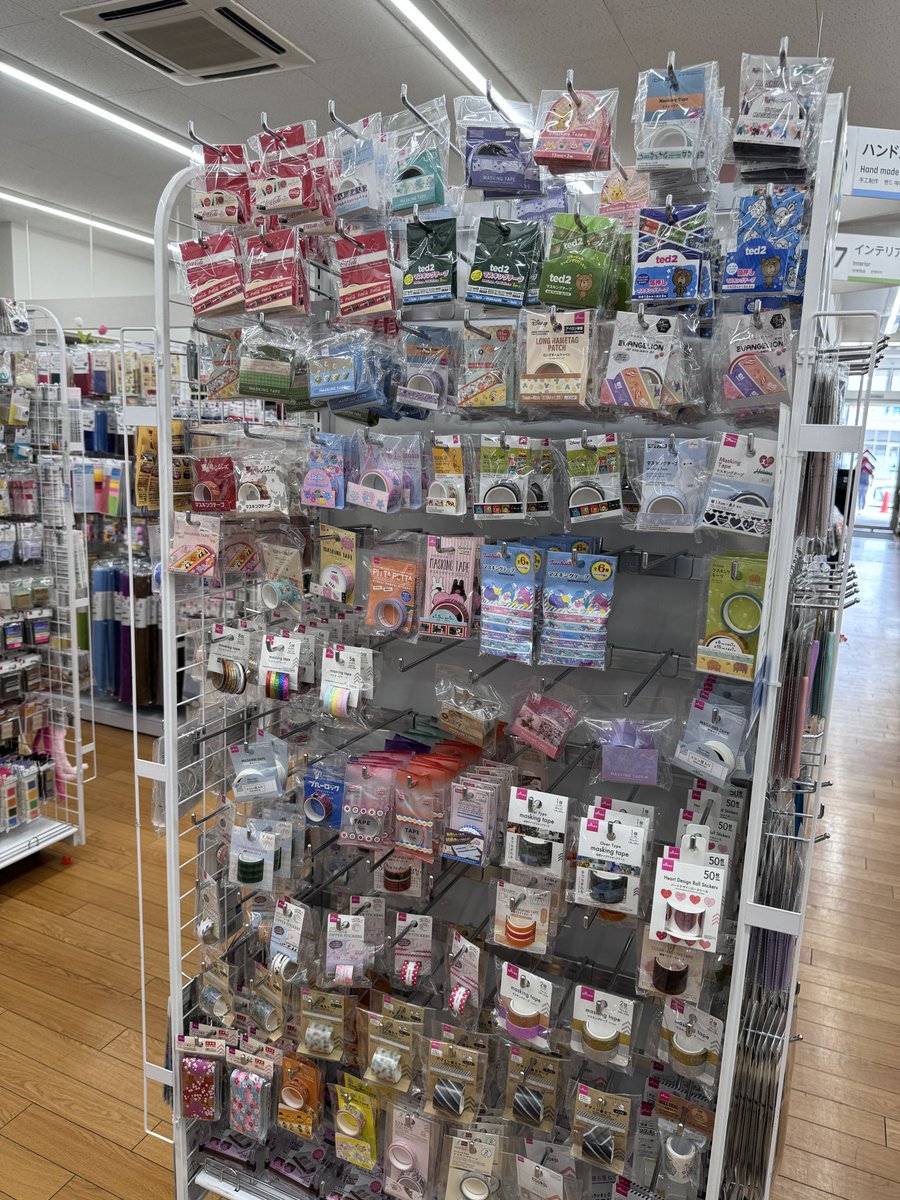 ダイソーのマスキングテープコーナーがすごい充実してる😍✨ 可愛い