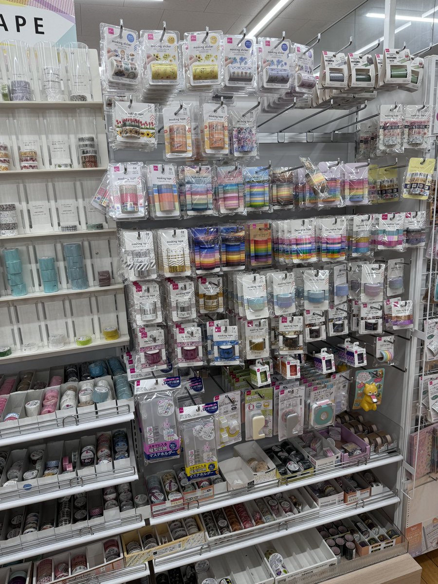 ダイソーのマスキングテープコーナーがすごい充実してる😍✨ 可愛い