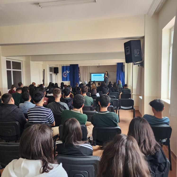 📌Sayısız mesleklerden hangisini seçeceğimiz konusu, bu meslekler hakkında bilgi sahibi olmamızı gerektirir.

📌2025-26 Eğitim-Öğretim yılı YKS adayı 11. sınıf öğrencilerimize Rehber Öğretmenimiz tarafından "Meslek Tanıtımı" semineri verildi.
<a href="/yusufziyayakti/">Yusuf Ziya Yaktı</a> <a href="/h_kadim33/">Hüseyin KADİM</a> <a href="/GulnarMEM/">Gülnar İlçe Millî Eğitim Müdürlüğü</a>