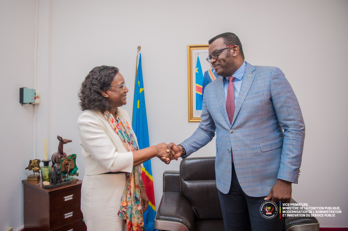 FP_RDC's tweet photo. #FonctionPubliqueRDC | Renforcement de la coopération #RDC– #OIT dans le domaine de l'Administration Publique

Le Vice-Premier Ministre Jean-Pierre @LihauEbua  a échangé, ce 15 mai 2025, avec Madame Nteba  @SoumanoNteba, Directrice du Bureau pays de l’OIT (Organisation internationale du travail, @ilo).

L’OIT a salué les efforts de modernisation engagés par le Gouvernement, notamment en matière de gestion des ressources humaines et d’amélioration des conditions de travail. Elle a réaffirmé également son soutien à la nouvelle politique salariale en cours d’élaboration, véritable levier pour une administration équitable, performante et orientée vers les résultats.

#RéformesAdministratives #FonctionPublique #OIT  #Gouvernance #RDC