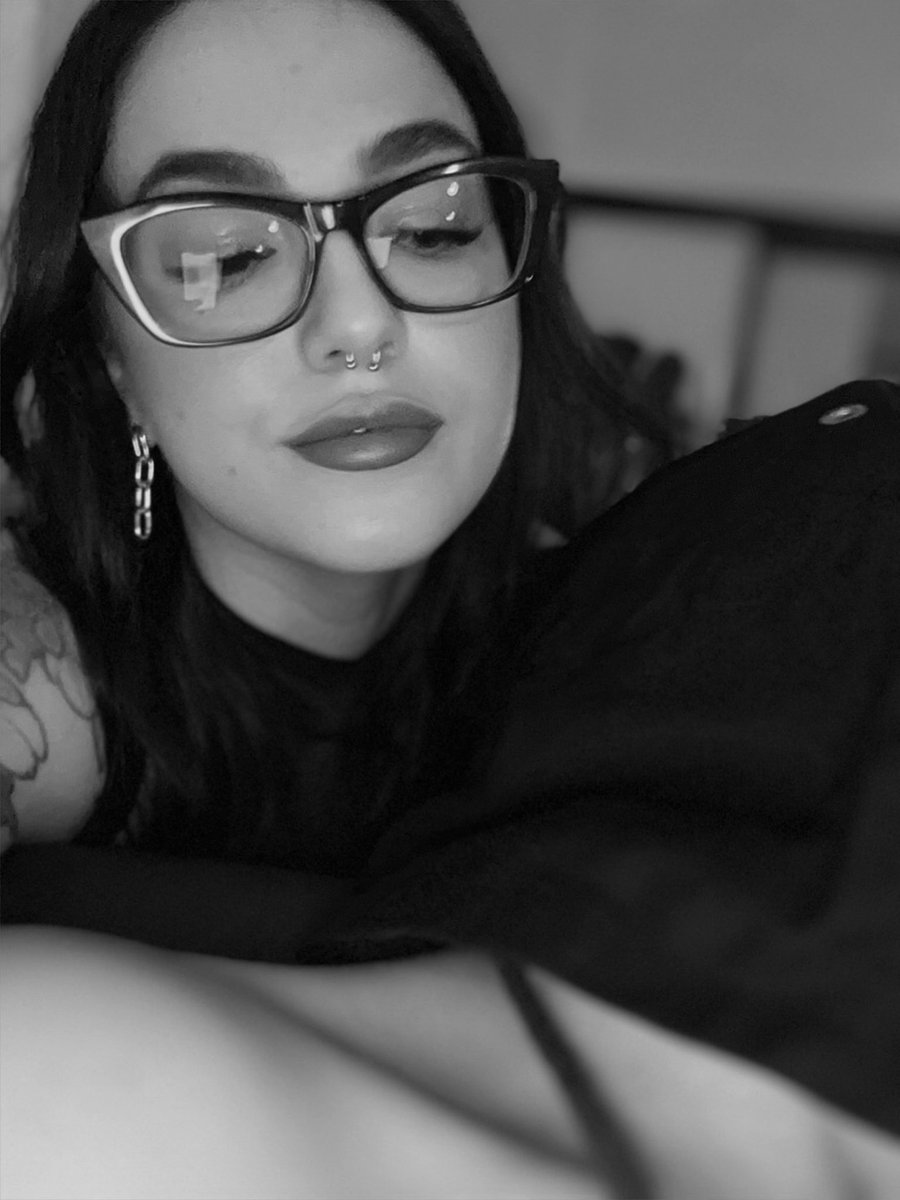 Here’s what would make Mistress happy in the coming days: 

> fresh flowers (bonus points if you know what I like) 
> a delivery of fresh sourdough, pasture raised eggs and coffee beans
> a Beem tribute
> a Wishlist purchase 
> my favourite chocolates
> a new cosy blanket to