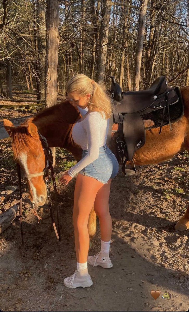GoddessNov24568's tweet photo. This is a little peek into my life outside of social media from yesterdays fun! Meet my horse Benny!🥰☺️ https://t.co/mr1uzNvhQi