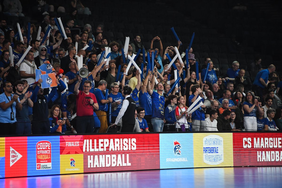 EspritHandball's tweet photo. Pas de doute, les supporters sont présents à Bercy pour encourager leurs équipes 🤩
#EspritHandball #CDFHandball https://t.co/YefWj4RJYr