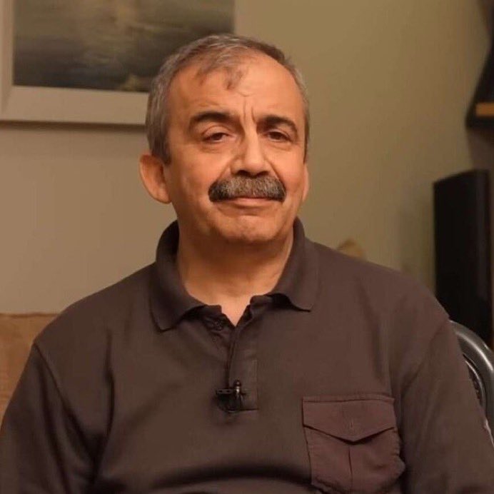 🔴Hakkari Yüksekova Belediyesi, Cengiz Topel Caddesi’nin adını “Sırrı Süreyya Önder Caddesi” olarak değiştirdiğini açıkladı.