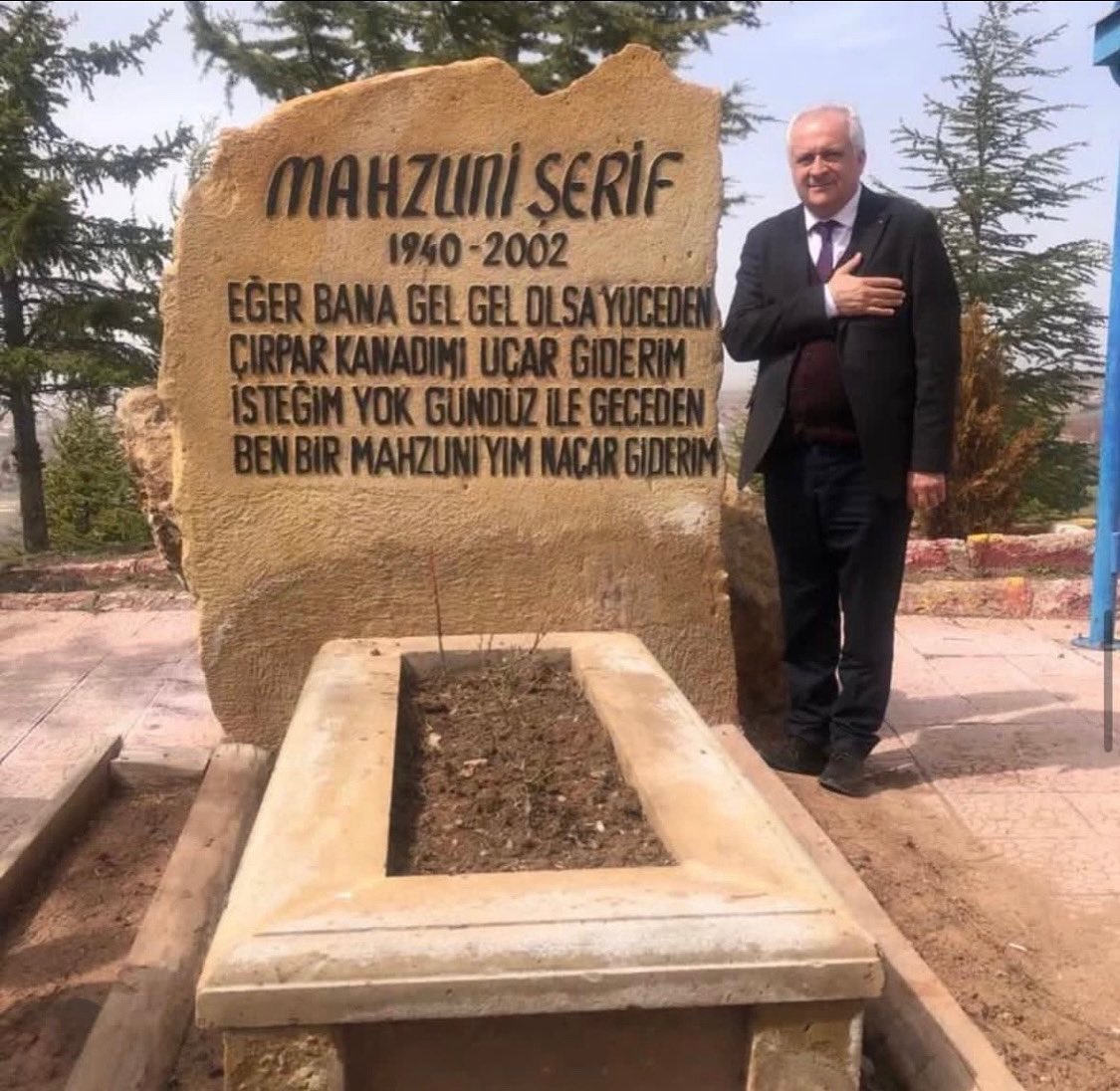 Bu dünyadan bir Mahzuni geçti 
Anadolu’muzun değerli halk ozanlarından dertlerimizi ve özlemlerimizi sazıyla,sözüyle yüreklerimize işleyen Aşık Mahzuni Şerif ölümsüz eserlere imza attı. büyük halk ozanımız Aşık Mahzuni Şerifi vefatının 23. Yıldönümünde saygı ve sevgiyle anıyorum
