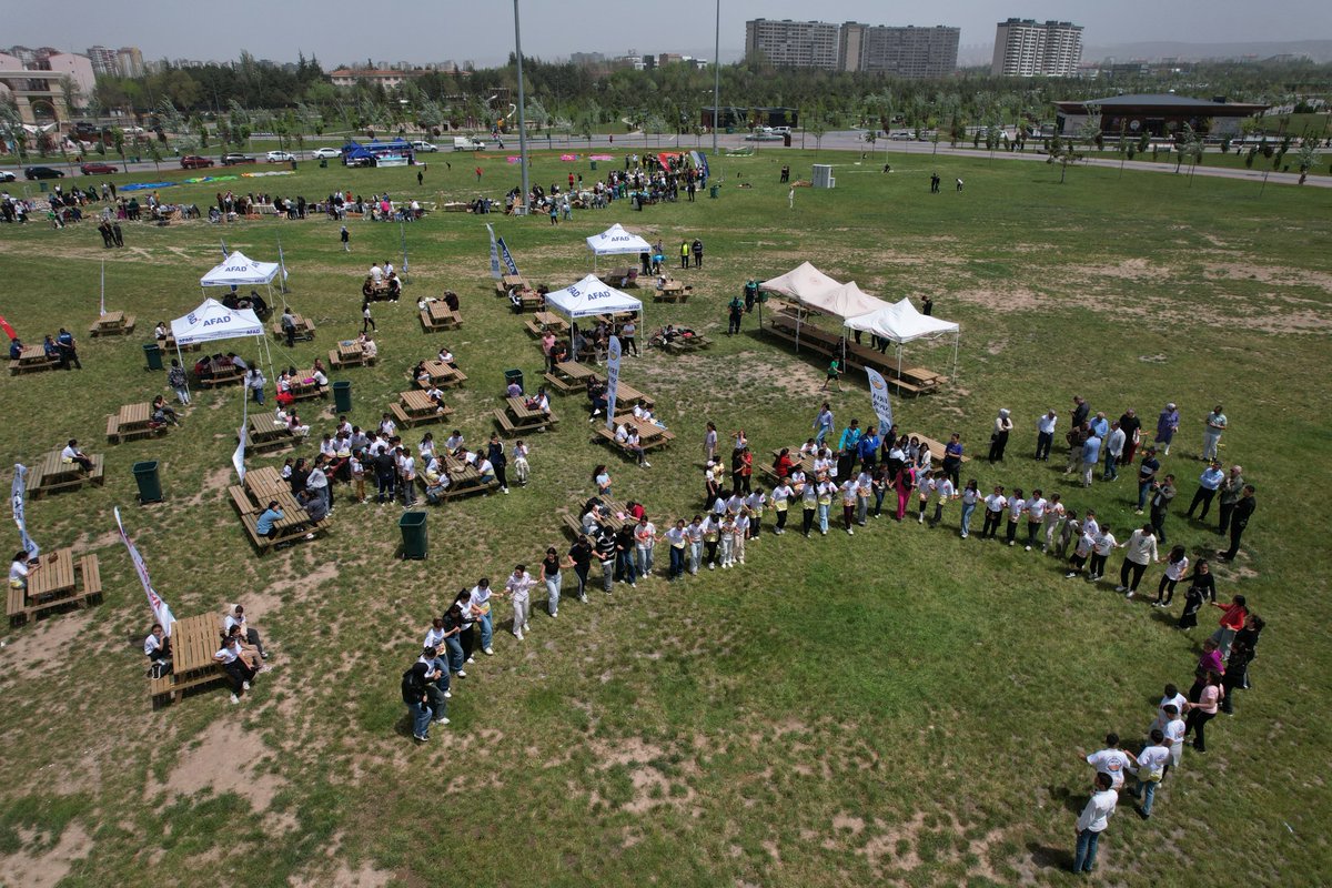 Valimiz Sayın Gökmen Çiçek, Mobilyacılar Odası Yönetim Kurulu Başkanı Ercan Sarıkaya ile birlikte Mobilyacılar Odası Erva Spor Okulu tarafından Recep Tayyip Erdoğan Millet Bahçesi'nde düzenlenen etkinlikte,  öğrenciler ve sporcularla bir araya geldi.