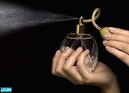 #قصة_قصيرة 
(رذاذُ عطرٍ)
❤️❤️❤️
تسللتْ أفكار  مشاكسة لمخيلتي
تشاغبني وتحرك الحنين بداخلي للكثير..

بمجرد أن رمقتْ عيني عقارب الساعة التي تشير إلى الثانية صباحاً تبسمتُ من تلقاء نفسي..
آه ، كم أتلذذ بذكرى طيف يمر متسلقاً فارضاً نفسه ، مداعباً ومخترق قلبي..!

تبسم الحظ لي في ليلة
